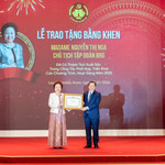 Ông Lại Xuân Môn, Uỷ viên Ban chấp hành Trung ương Đảng, Phó Trưởng ban Thường trực Ban Tuyên giáo và Dân vận Trung ương trao tặng Bằng khen cá nhân cho bà Nguyễn Thị Nga, Chủ tịch Tập đoàn BRG