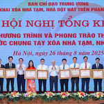 Phó Tổng Giám đốc SHB Ninh Thị Lan Phương (áo dài cam đỏ) đại diện ngân hàng nhận Bằng khen của Thủ tướng Chính phủ