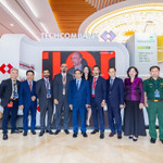 Thủ tướng Phạm Minh Chính tham quan gian hàng triển lãm của Techcombank tại Ngày Chuyển đổi số 2025