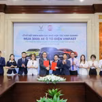 Đại diện Green SM, VinFast và Taxi Quê Lụa tại lễ ký kết