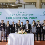 Ông Dương Trọng Thiết, Tổng giám đốc Eco Central Park (bên phải) và TS. Lê Trường Tùng, Tổng Giám đốc FPT Education, tập đoàn FPT (bên trái) tại lễ kí kết