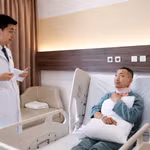 ThS.BS Vũ Xuân Phước hướng dẫn bệnh nhân tập luyện hậu phẫu