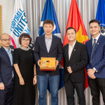 Đại diện PNJ và nhãn hàng ARTA by PNJ cùng HLV Kim Sang Sik chụp ảnh với tặng phẩm độc bản ý nghĩa