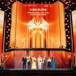 Bà Cao Thị Ngọc Dung (áo dài vàng) nhận bằng khen và cúp vinh danh từ ban tổ chức