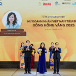 Phó Thủ tướng Chính phủ Mai Văn Chính và Chủ tịch VCCI Phạm Tấn Công trao danh hiệu Bông hồng vàng cho nữ doanh nhân Ngô Thu Hà, Tổng Giám đốc SHB