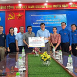 PGS.TS Đinh Văn Châu đến thăm hỏi và trao tặng 100 triệu đồng thông qua Ủy ban Mặt trận Tổ quốc Việt Nam tỉnh Thái Nguyên