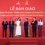 Nghi thức bàn giao mặt bằng tổ chức "Triển lãm thành tựu kinh tế - xã hội nhân dịp kỷ niệm 80 năm ngày Quốc khánh" dưới sự chứng kiến của Phó Thủ tướng Chính phủ Mai Văn Chính, Trưởng Ban Chỉ đạo Triển lãm và Bộ trưởng Bộ Văn hóa, Thể thao và Du lịch Nguyễn Văn Hùng, Trưởng Ban tổ chức Triển lãm