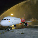 Tàu bay Vietjet được chào đón với nghi thức vòi rồng tại Sân bay quốc tế Ninoy Aquino