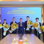 Ông Nguyễn Đức Thụy tặng hoa chúc mừng đội ngũ Hội đồng quản trị SCEX