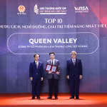 Ông Đinh Sơn Tùng, đại diện Công ty Cổ phần Du lịch Thung lũng Nữ Hoàng, chủ đầu tư Queen Valley Estate nhận Danh hiệu