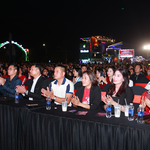 Niềm vui, sự háo hức hiện rõ trên gương mặt người tham dự. Nhiều người dân chia sẻ sự bất ngờ và phấn khởi khi lần đầu tiên được trải nghiệm một không gian lễ hội xuân sôi động, hiện đại ngay tại quê hương, thay vì phải di chuyển lên các đô thị lớn