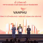 Đại diện Văn Phú nhận cúp và chứng nhận top 10 Chủ đầu tư bất động sản uy tín 2026