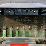 Các đại biểu thực hiện nghi thức khởi công dự án