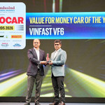 Ông Tapan Ghosh (phải) CEO VinFast Ấn Độ nhận giải thưởng từ đại diện ban tổ chức Autocar India Awards 2026