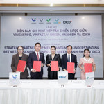 Đại diện các công ty VinEnergo, VinFast, V-GREEN, Xanh SM trao biên bản ghi nhớ hợp tác chiến lược với Tổng Công ty IDICO