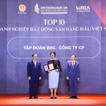 Bà Trần Tuyết Nhung Phó tổng Giám đốc Tập đoàn BRG nhận danh hiệu giải thưởng top 10 Doanh nghiệp Bất động sản hàng đầu Việt Nam