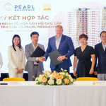 Đại diện chủ đầu tư tổ hợp căn hộ cao cấp Pearl Residence và Savills Việt Nam tại lễ ký kết 