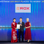 Đại diện ROX Group tại sự kiện vinh danh trong “top 100 Nơi làm việc tốt nhất Việt Nam 2025” và chứng nhận “Nguồn nhân lực hạnh phúc"