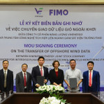 Ông Nguyễn Anh Khoa, Đại diện VinEnergo (thứ 3 từ trái sáng) và ông Bùi Hồng Quang, Giám đốc Trung tâm FIMO (thứ 2 từ phải sang) trao biên bản ghi nhớ hợp tác