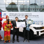 Tổng Giám đốc Hyundai Thành Công Việt Nam Nguyễn Anh Tú chính thức bàn giao chiếc Santa Fe Calligraphy 2.5 Turbo cho ông Kim Sang Sik