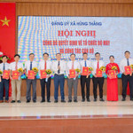 Ông Đỗ Mạnh Hiếu Bí thư Đảng ủy, Chủ tịch Hội đồng nhân dân xã Hùng Thắng trao quyết định bổ nhiệm lãnh đạo các cơ quan chuyên môn, tổ chức hành chính xã