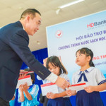Đại diện HDBank trao tặng học bổng cho các em học sinh tại huyện Cần Giờ 