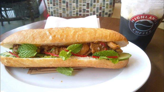 Ngoài đồ uống, Highlands Coffee còn cung cấp một số sản phẩm đồ ăn nhanh