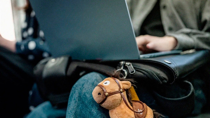 Mã Tiểu Dã và làn sóng thương mại hóa biểu tượng cảm xúc cho năm Bính Ngọ