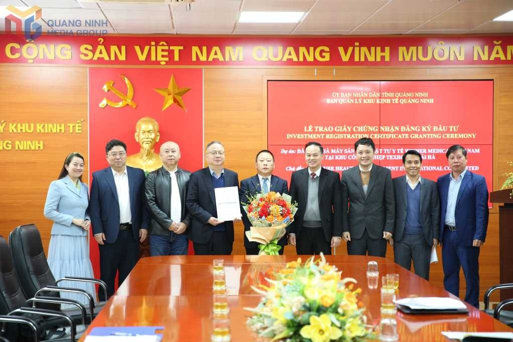 bat157126trao-giay-chung-nhan-dau-tu-cho-du-an-nha-may-san-xuat-vat-tu-y-te-winner-medical-viet-nam1.jpg