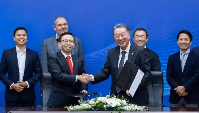 Phạm Nhật Quân Anh (bên trái) - con trai tỷ phú Phạm Nhật Vượng