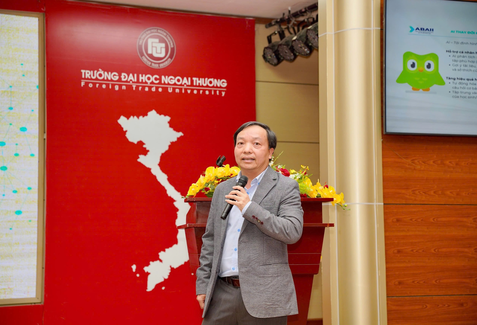 ts-le-linh-luong-pho-vien-truong-vien-abaii-gioi-thieu-san-pham-aitracuuluat-tro-ly-phap-luat-ao-mien-phi-cho-sinh-vien-dai-hoc-ngoai-thuong.jpg