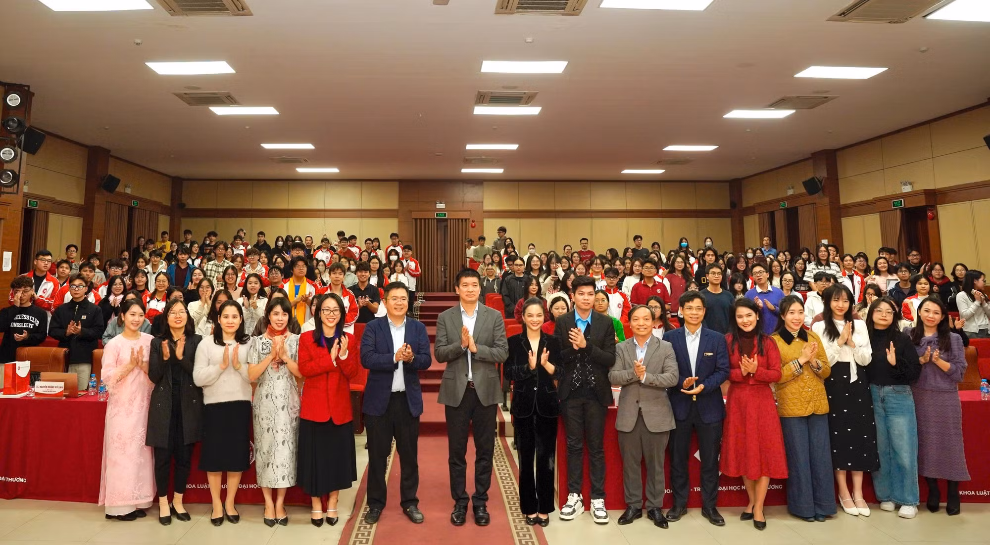 su-kien-thu-hut-hon-300-giang-vien-va-sinh-vien-truong-dai-hoc-ngoai-thuong-tham-du.jpg
