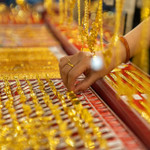 Vàng “tăng không ngừng nghỉ” lên 134,4 triệu đồng/lượng, cơn sốt vàng nội địa trái ngược đà giảm toàn cầu