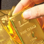 Giá vàng thế giới bất ngờ "sập mạnh", trong nước bốc hơi 1,2 triệu đồng/lượng 