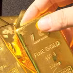 Giá vàng bật tăng mạnh theo thế giới, nhà đầu tư đẩy mạnh “bắt sóng”