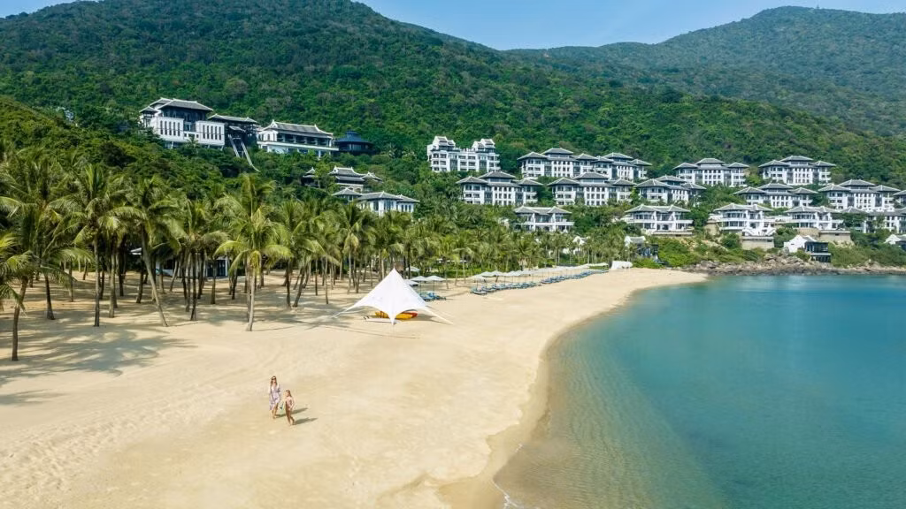 kham-pha-ve-dep-tu-nhien-cua-thanh-pho-da-nang-bien-danang-beaches-1-1024x576.jpg