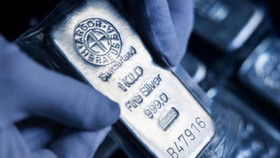 Cơn sốt bạc bùng nổ: Nhà đầu tư đổ xô gom hàng, cửa hàng bán… giấy hẹn