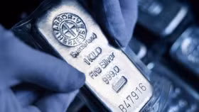 Cơn sốt bạc bùng nổ: Nhà đầu tư đổ xô gom hàng, cửa hàng bán… giấy hẹn