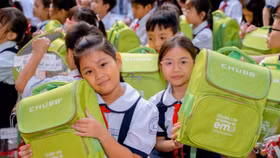 Gần 2.000 suất học bổng và quà tặng được Chubb Life trao tặng cho các em học sinh