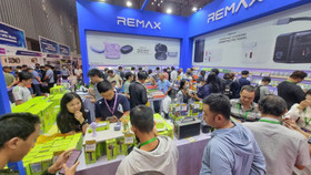 Gian hàng của thương hiệu Remax thu hút đông đảo khách tham quan, mua sắm