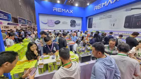 Gian hàng của thương hiệu Remax thu hút đông đảo khách tham quan, mua sắm