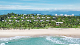 JW Marriott Cam Ranh Bay Resort & Spa nằm nép mình trên Bãi Dài, bên bờ vịnh Cam Ranh, một trong những vịnh biển tự nhiên nguyên sơ đẹp nhất thế giới