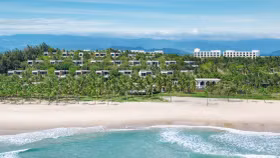 JW Marriott Cam Ranh Bay Resort & Spa nằm nép mình trên Bãi Dài, bên bờ vịnh Cam Ranh, một trong những vịnh biển tự nhiên nguyên sơ đẹp nhất thế giới
