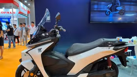 Xe Deux7 có trọng lượng khá nặng 140kg nên được trang bị số lùi để hỗ trợ người dùng trong di chuyển