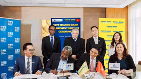 Ông Trần Khải Hoàn, Thành viên Hội đồng quản trị kiêm quyền Tổng giám đốc Nam A Bank và đại diện lãnh đạo cấp cao IFC ký kết hợp tác