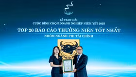 Đại diện Công ty Cổ phần Phân bón Bình Điền nhận vinh danh Top 20 doanh nghiệp có Báo cáo thường niên tốt nhất nhóm ngành phi tài chính năm 2025