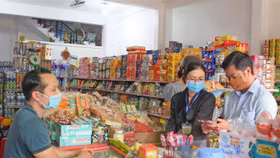 Không nhận chuyển khoản, thu thêm tiền của khách hàng: Hộ kinh doanh tự "mua dây buộc mình"