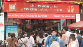 Người dân chen chúc xếp hàng mua, cửa hàng thông báo "không còn vàng để bán"