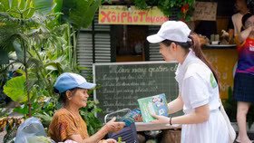 Ngân hàng chiều lòng tiểu thương: Từ tặng app bán hàng, xuất hóa đơn điện tử đến hỗ trợ vay vốn