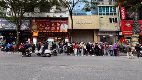 Người dân đổ xô mua vàng đầu năm, doanh nghiệp thông báo "không còn để bán"